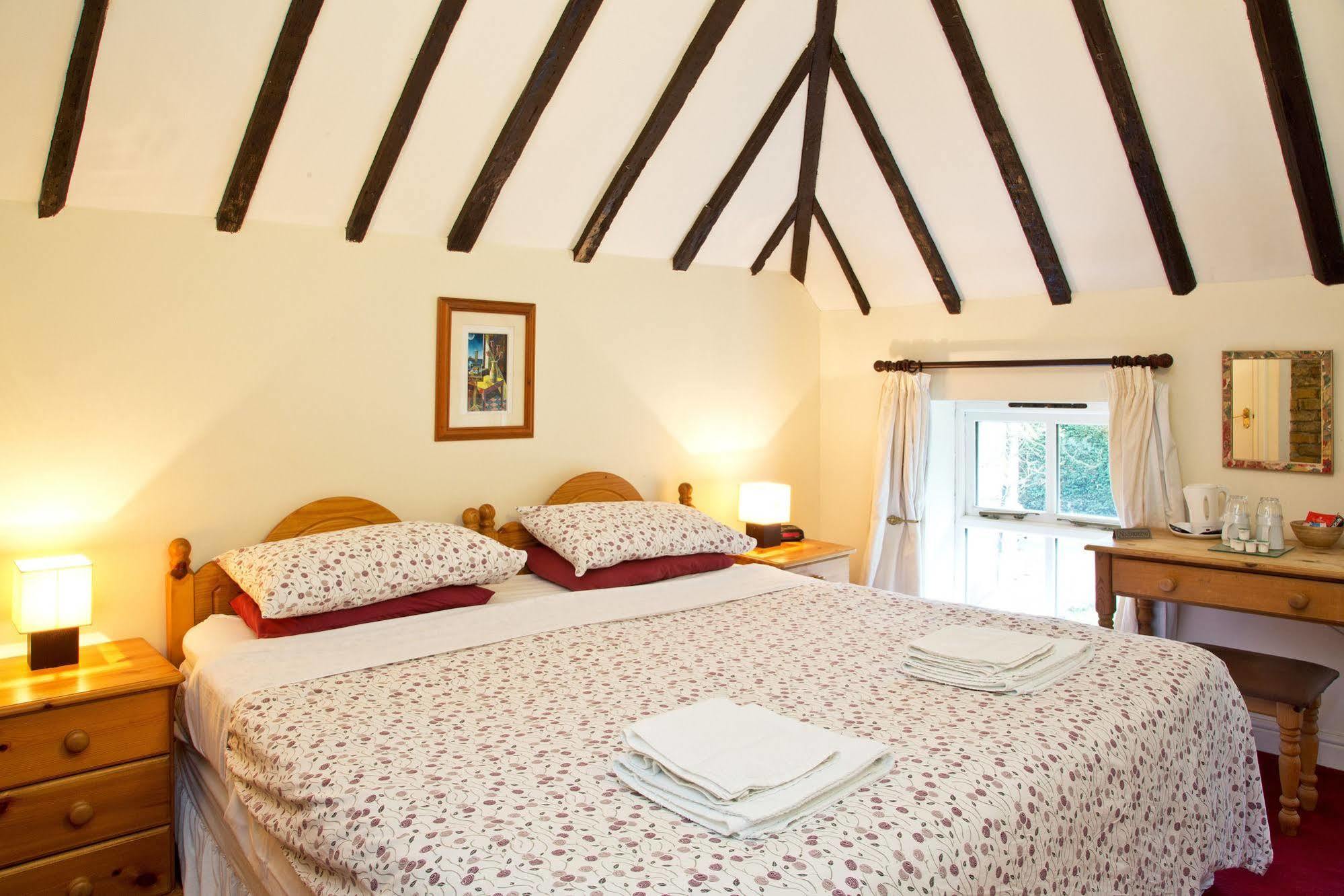 Bed and Breakfast Detling Coachhouse Мейдстон Экстерьер фото