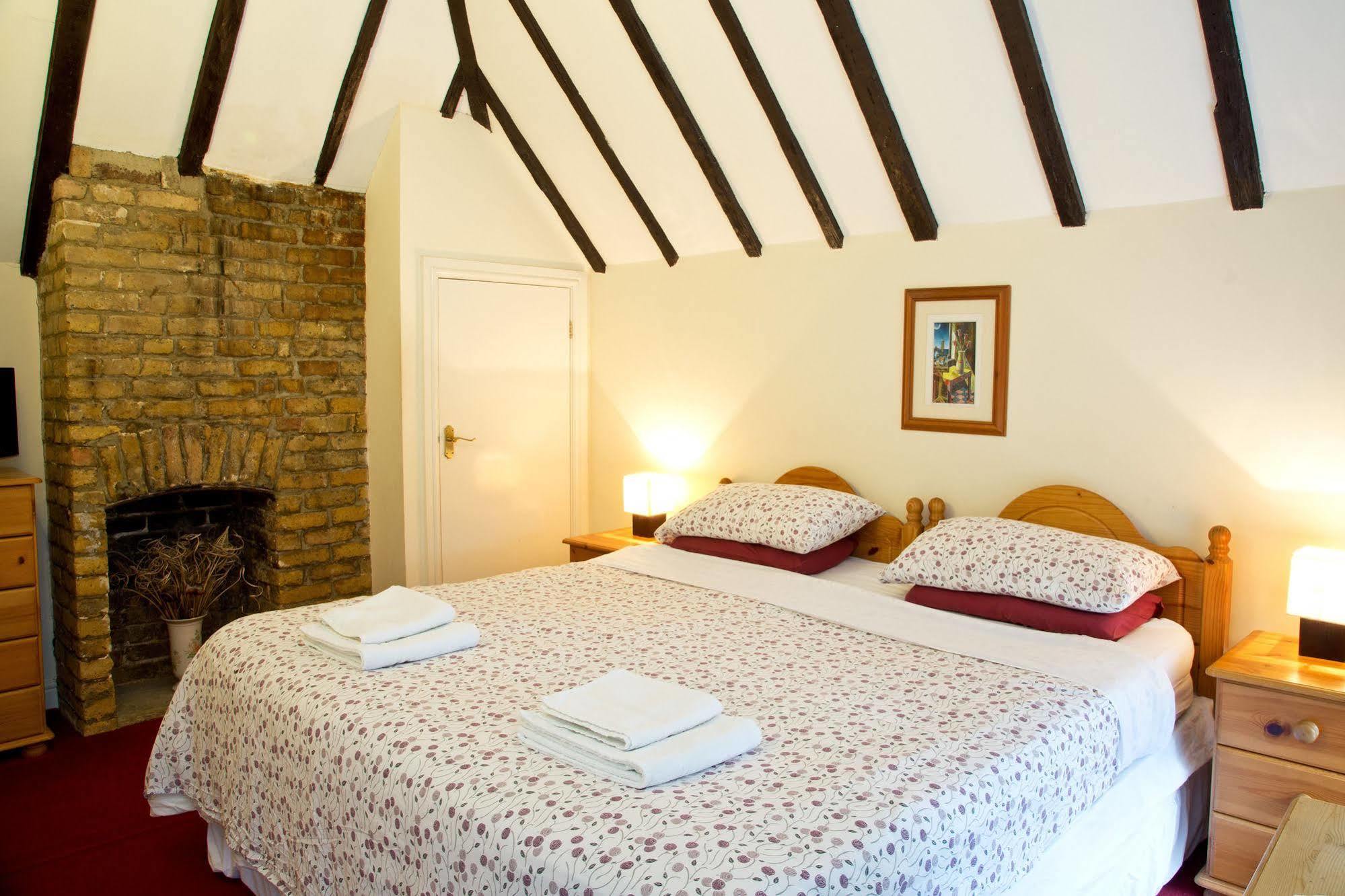 Bed and Breakfast Detling Coachhouse Мейдстон Экстерьер фото